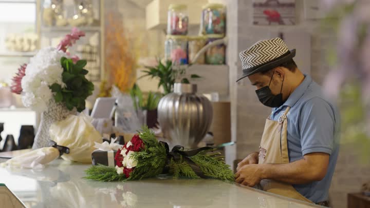 أماكن نابضة بالجمال والعطر، متاجر ومحلات بيع الورود والزهور الطبيعية،تجربة مميزة لعشاق الألوان والروائح العطرية،الفخامة والذوق الرفيع