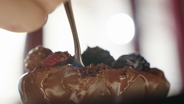 قطعة من حلى كيك البراوني المزين بالشوكولا ، وصفات وأطباق طعام لذيذة، مطاعم عربية خليجية سعودية، حلوى طازجة, حلويات ذات سعرات حراريه عاليه