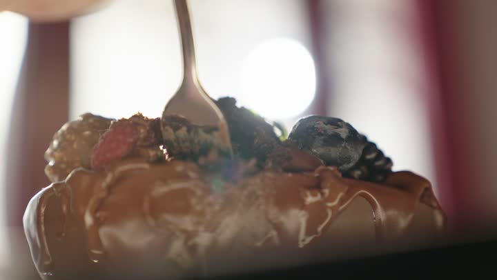 قطعة من حلى كيك البراوني المزين بالشوكولا ، وصفات وأطباق طعام لذيذة، مطاعم عربية خليجية سعودية، حلوى طازجة, حلويات ذات سعرات حراريه عاليه