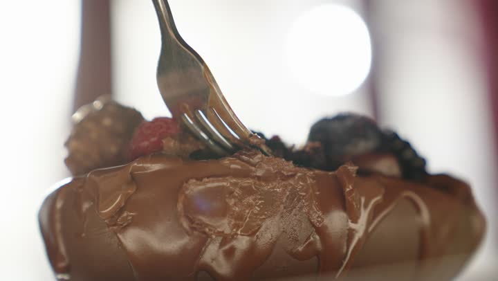 قطعة من حلى كيك البراوني المزين بالشوكولا ، وصفات وأطباق طعام لذيذة، مطاعم عربية خليجية سعودية، حلوى طازجة, حلويات ذات سعرات حراريه عاليه