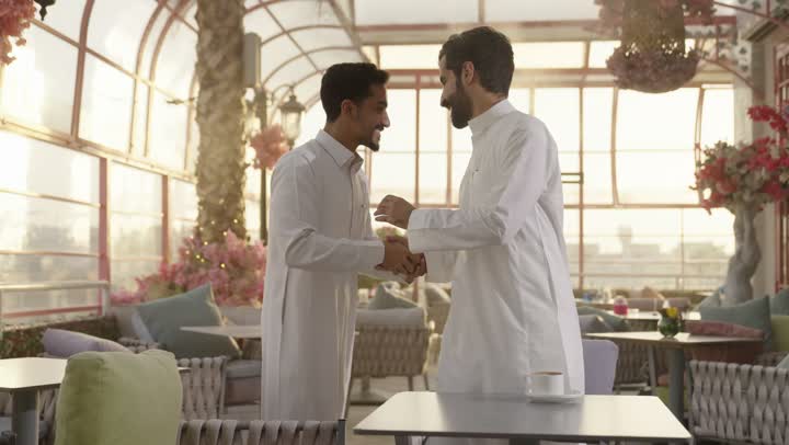 مطاعم وكافيهات فى المملكة العربية السعودية ،  تعابير السعادة والسرور بلمة الرفاق ، رجل عربي خليجي سعودي يجلس فى مطعم ينتظر قدوم صديقه