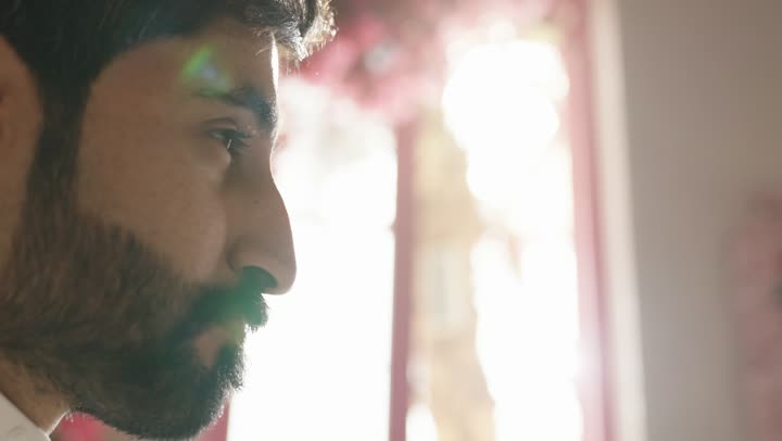 رجل عربي سعودي خليجي يتناول الطعام في المطعم, , قضاء وقت ممتع وهادئ خارج المنزل, الاستمتاع بتناول طعام صحي ولذيذ, سفره مليئه بأنواع الاطعمه, عطلة نهاية الاسبوع