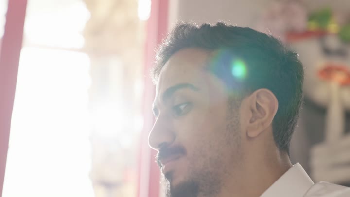 الاستمتاع بتناول طعام صحي ولذيذ, رجل عربي سعودي خليجي يتناول الطعام في المطعم, , قضاء وقت ممتع وهادئ خارج المنزل, عطلة نهاية الاسبوع