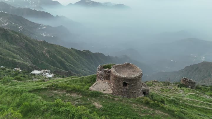 الطبيعة والبيئة الجبلية والقمم والمرتفعات، تصوير من الاعلى ليبرز التضاريس الوعرة والجبال المهيبة في جبال طلان بجازان