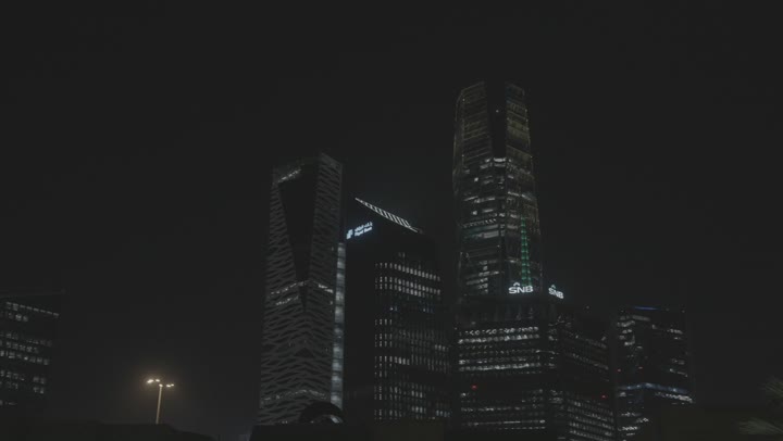 KAFD Night Pan من اليمين إلى اليسار ،  الأبراج المالية والاقتصادية والمنشأت المعمارية ،  مركز الملك عبدالله المالي ( كافد ) في الرياض بالمملكة العربية السعودية ،السياحة في السعودية ، إطلالة ليليه رائعة على المركز المالي