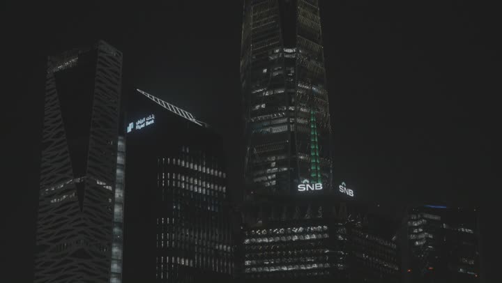 KAFD من الأسفل إلى الأعلى ،  إطلالة ليليه رائعة على المركز المالي ، مركز الملك عبدالله المالي ( كافد ) في الرياض بالمملكة العربية السعودية ، الأبراج المالية والاقتصادية والمنشأت المعمارية ، السياحة في السعودية