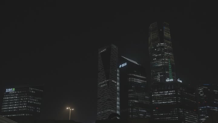 تصوير خارجي ليلي لمبنى مركز الملك عبدالله المالي  في الرياض بالمملكة العربية السعودية ، الأبراج المالية والاقتصادية والمنشأت المعمارية ، السياحة في السعودية ، إطلالة ليليه رائعة على المركز المالي