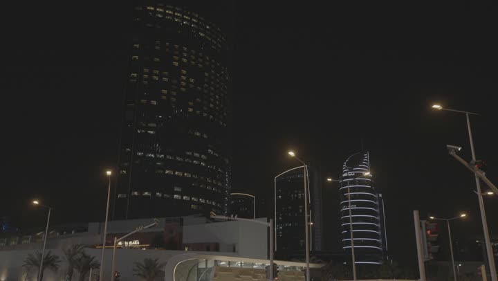 حركة مرور ليلية ،مبنى برج المملكة في مدينة الرياض ليلاً، الفن الهندسي المعماري لبناء الأبراج وناطحات السحاب على الطراز الحديث، معالم وأماكن سياحية مشهورة في المملكة العربية السعودية