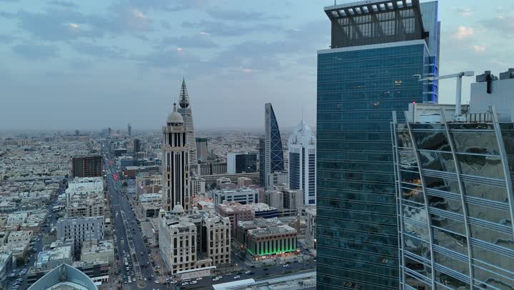 تصوير ابداعي لأبراج العليا في مدينة الرياض بالمملكة العربية السعودية، الأبراج وناطحات السحاب، معالم الرياض المشهورة، الفن الهندسي المعماري، السياحة في السعودية
