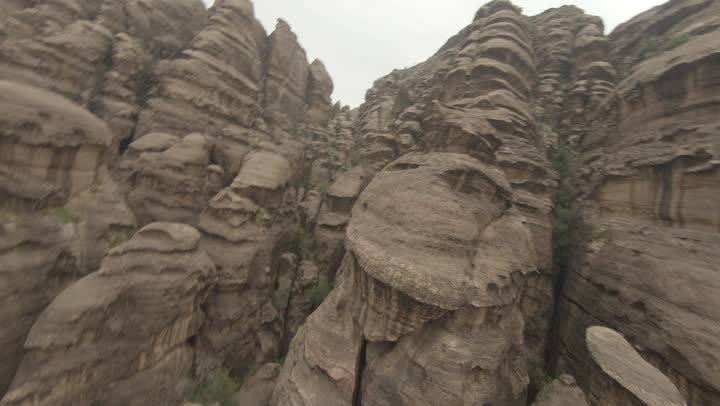 المرتفعات و السلاسل الجبلية، التكوينات والتشكيلات الصخرية في مدينة جازان، النباتات الخضراء المزروعة على جبال القهر, المناظر الطبيعية المتميزة، الأماكن والمعالم السياحية المشهورة في المملكة العربية السعودية