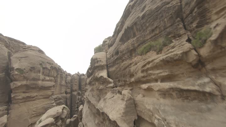 المرتفعات و السلاسل الجبلية، التكوينات والتشكيلات الصخرية في مدينة جازان، النباتات الخضراء المزروعة على جبال القهر, المناظر الطبيعية المتميزة، الأماكن والمعالم السياحية المشهورة في المملكة العربية السعودية