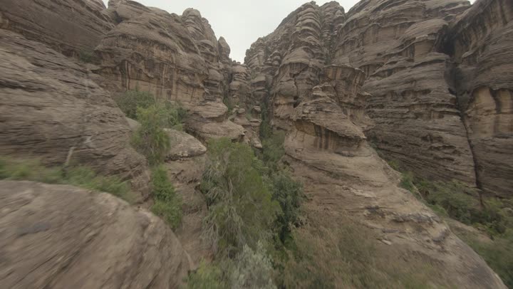 التكوينات والتشكيلات الصخرية في مدينة جازان،المرتفعات و السلاسل الجبلية، النباتات الخضراء المزروعة على جبال القهر, المناظر الطبيعية المتميزة، الأماكن والمعالم السياحية المشهورة في المملكة العربية السعودية