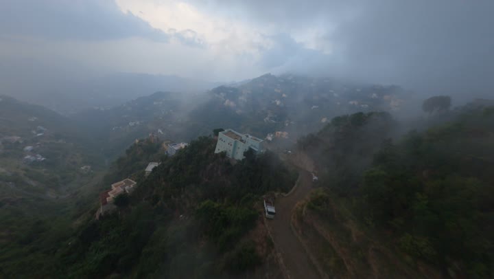 إطلالة بانورامية مذهلة بعدسة درون، المرتفعات و السلاسل الجبلية، التكوينات والتشكيلات الصخرية في مدينة جازان، النباتات الخضراء المزروعة على جبال جازان, المناظر الطبيعية المتميزة، الأماكن والمعالم السياحية المشهورة في المملكة العربية السعودية