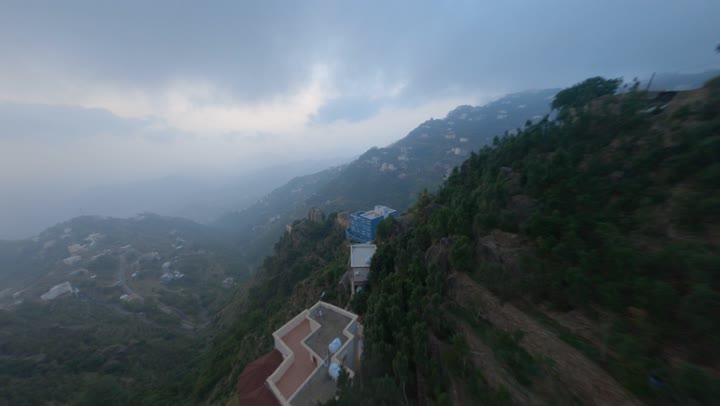 إطلالة بانورامية مذهلة بعدسة درون، المرتفعات و السلاسل الجبلية، التكوينات والتشكيلات الصخرية في مدينة جازان، النباتات الخضراء المزروعة على جبال جازان, المناظر الطبيعية المتميزة، الأماكن والمعالم السياحية المشهورة في المملكة العربية السعودية