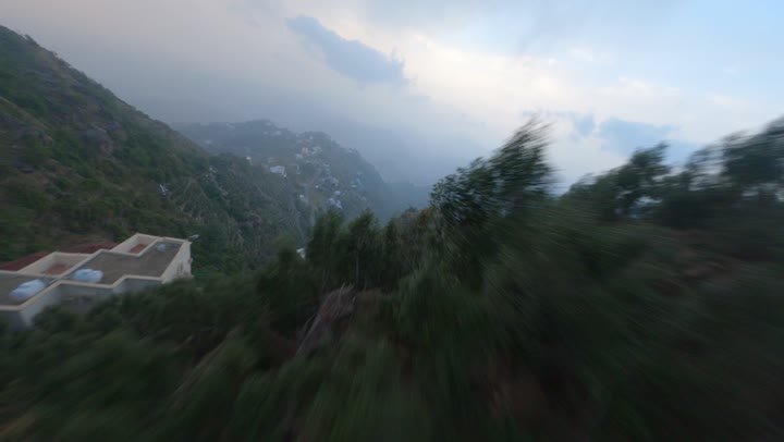 إطلالة بانورامية مذهلة بعدسة درون، المرتفعات و السلاسل الجبلية، التكوينات والتشكيلات الصخرية في مدينة جازان، النباتات الخضراء المزروعة على جبال جازان, المناظر الطبيعية المتميزة، الأماكن والمعالم السياحية المشهورة في المملكة العربية السعودية