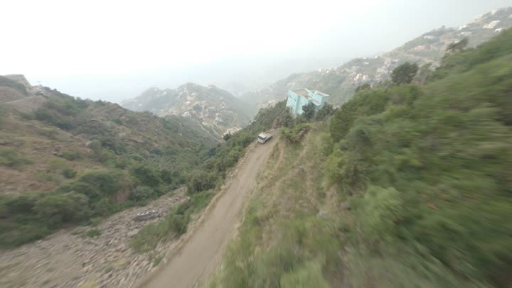 المرتفعات و السلاسل الجبلية، إطلالة بانورامية مذهلة بعدسة درون، التكوينات والتشكيلات الصخرية في مدينة جازان، النباتات الخضراء المزروعة على جبال جازان, المناظر الطبيعية المتميزة، الأماكن والمعالم السياحية المشهورة في المملكة العربية السعودية