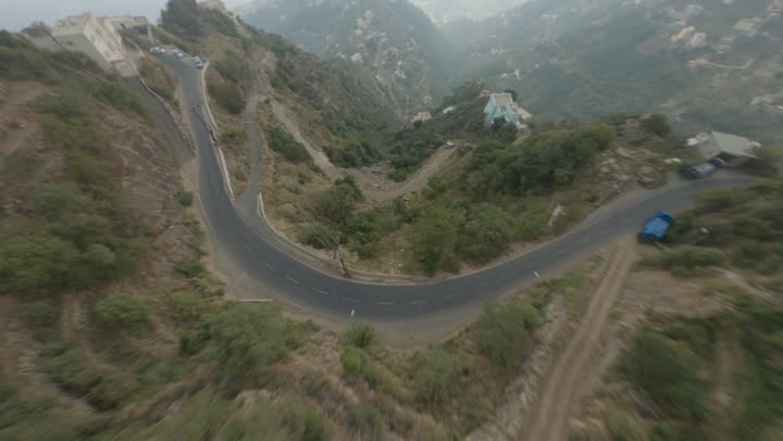 المرتفعات و السلاسل الجبلية، إطلالة بانورامية مذهلة بعدسة درون، التكوينات والتشكيلات الصخرية في مدينة جازان، النباتات الخضراء المزروعة على جبال جازان, المناظر الطبيعية المتميزة، الأماكن والمعالم السياحية المشهورة في المملكة العربية السعودية