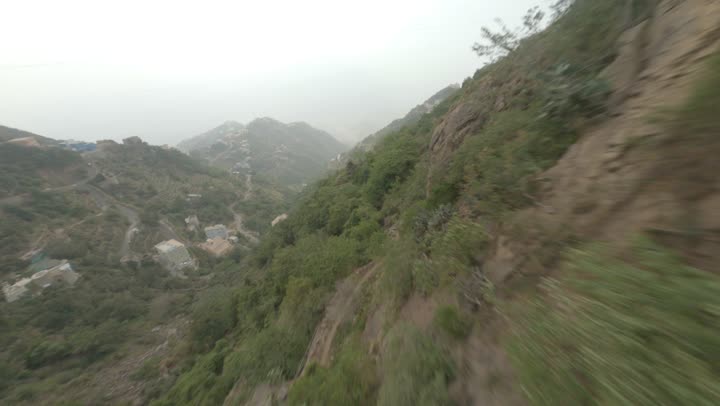 التكوينات والتشكيلات الصخرية في مدينة جازان،إطلالة بانورامية مذهلة بعدسة درون، المرتفعات و السلاسل الجبلية،  النباتات الخضراء المزروعة على جبال جازان, المناظر الطبيعية المتميزة، الأماكن والمعالم السياحية المشهورة في المملكة العربية السعودية