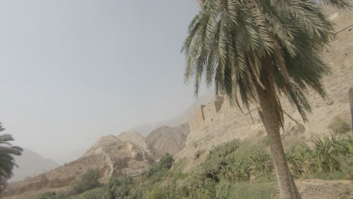 قرية ذي عين الاثرية في الباحة بالمملكة العربية السعودية ، إطلالة بانورامية مذهلة بعدسة درون، بيوت حجرية تاريخية قديمة