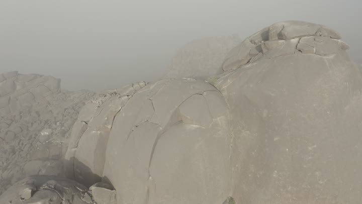 القمم والمرتفعات الجبلية الطبيعية، البيوت والمباني السكنية على جبال مدينة الباحة في وضح النهار، مناطق واماكن سياحية في المملكة العربية السعودية، الأجواء الهادئة في القرى