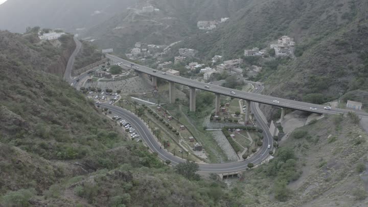 الطبيعة الجبلية في مدينة أبها، إطلالة بانورامية مذهلة بعدسة درون، المناظر الطبيعيه في الجبال والقمم والمرتفعات, النباتات الخضراء المزروعه