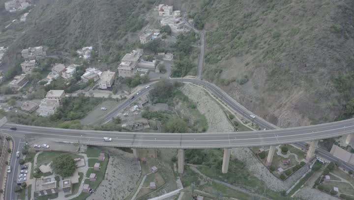 الطبيعة الجبلية في مدينة أبها، إطلالة بانورامية مذهلة بعدسة درون، المناظر الطبيعيه في الجبال والقمم والمرتفعات, النباتات الخضراء المزروعه