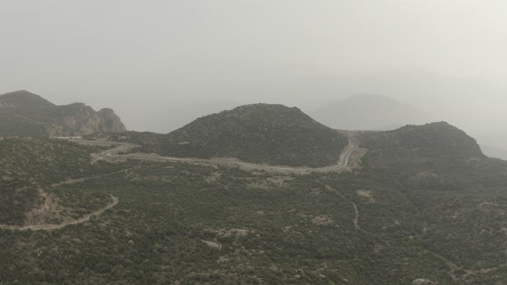 الطبيعة الجبلية في مدينة أبها، إطلالة بانورامية مذهلة بعدسة درون، المناظر الطبيعيه في الجبال والقمم والمرتفعات, النباتات الخضراء المزروعه