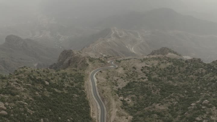 الطبيعة الجبلية في مدينة أبها، إطلالة بانورامية مذهلة بعدسة درون، المناظر الطبيعيه في الجبال والقمم والمرتفعات, النباتات الخضراء المزروعه