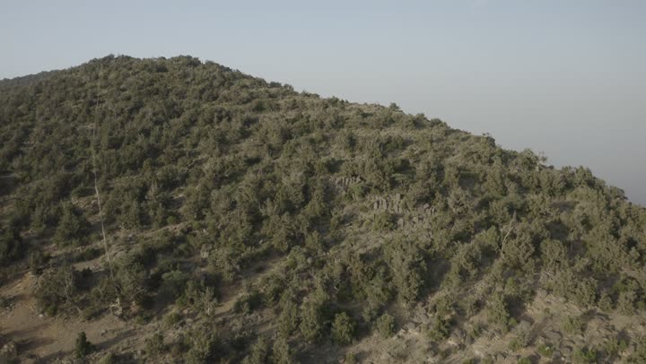 تصوير درون جوي للطبيعة الجبلية في مدينة أبها، المناظر الطبيعيه في الجبال والقمم والمرتفعات, النباتات الخضراء المزروعه