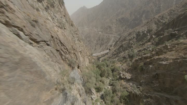 تصوير درون جوي لجبال منطقة الباحة, المعالم السياحية الطبيعية المشهورة في المملكة العربية السعودية، أماكن لجذب واستقطاب السياح من أنحاء العالم, القمم والمرتفعات في المناطق الجبلية, نمو النباتات الخضراء على السفوح