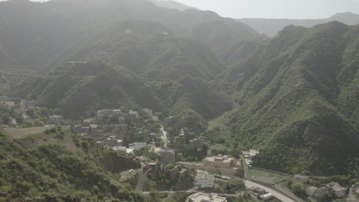 مباني اثرية قديمة ، تصوير درون جوي لقرية رجال ألمع التراثية في منطقة عسير ، بيوت التاريخية القديمة ، محافظة رجال ألمع التاريخية الاثرية ، معالم سياحية في المملكة العربية السعودية