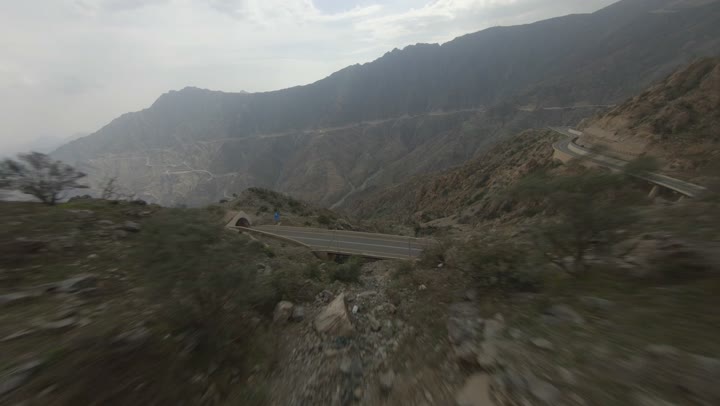تصوير درون جوي للجبال في المملكه العربيه السعوديه, الطبيعه الخضراء في الجبال, السياحه في السعوديه