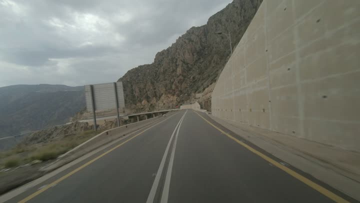 مناطق القمم والمرتفعات الصخرية, معالم السياحة المشهورة في النهار, الطرقات الوعرة في الأماكن المرتفعة, أبرز المشاريع الطرقية في المملكة العربية السعودية, تحسين وتطوير البنية التحتية, نفق جبلي