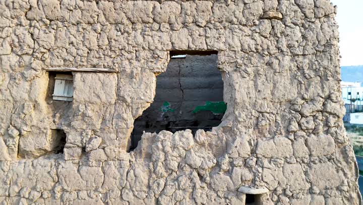 تصوير درون بيوت الطين في قرى البطحاء في مركز الواديين بمنطقة عسير جنوب السعودية