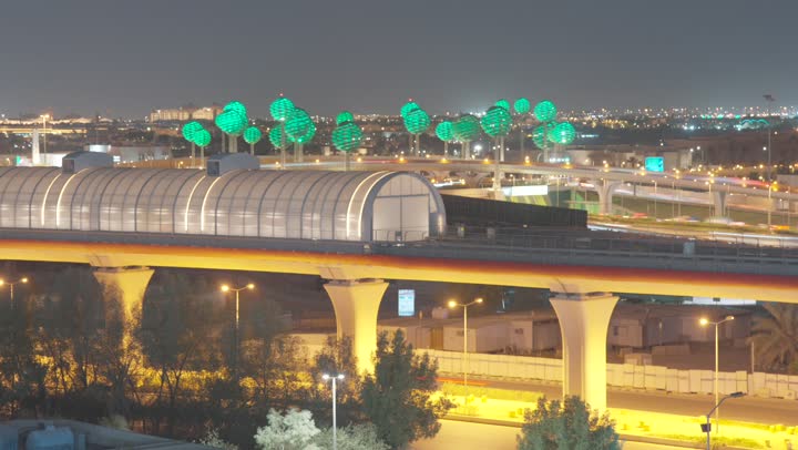 الفن الهندسي المعماري في طرق وشوارع مدينة الرياض في المملكة العربية السعودية، المجسمات الفنية على شكل اشجار خضراء في دوار عرقه على تقاطع طريق الملك عبد لله مع الملك خالد،  معالم الرياض المشهورة