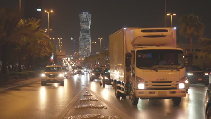 Fast Moving Traffic King Fahad - Raw