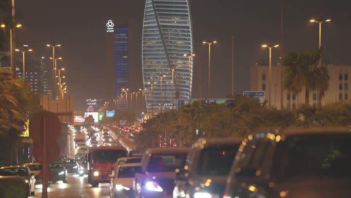 التطور العمراني في المباني والأحياء السكنية في السعودية، الفن الهندسي المعماري لأبراج وناطحات سحاب المملكة وقت النهار، برج المجدول في مدينة الرياض، طرق ومعالم الرياض المشهورة، حركة المرور وسير السيارات في الطرقات العامة