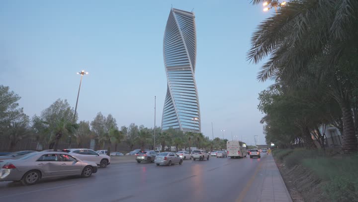 التطور العمراني في المباني والأحياء السكنية في السعودية، الفن الهندسي المعماري لأبراج وناطحات سحاب المملكة وقت النهار، برج المجدول في مدينة الرياض، طرق ومعالم الرياض المشهورة، حركة المرور وسير السيارات في الطرقات العامة