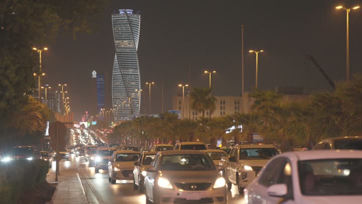 التطور العمراني في المباني والأحياء السكنية في السعودية، الفن الهندسي المعماري لأبراج وناطحات سحاب المملكة وقت النهار، برج المجدول في مدينة الرياض، طرق ومعالم الرياض المشهورة، حركة المرور وسير السيارات في الطرقات العامة