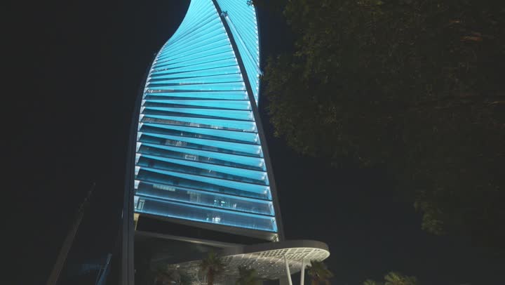 التطور العمراني في المباني والأحياء السكنية في السعودية، الفن الهندسي المعماري لأبراج وناطحات سحاب المملكة وقت النهار، برج المجدول في مدينة الرياض، طرق ومعالم الرياض المشهورة، حركة المرور وسير السيارات في الطرقات العامة