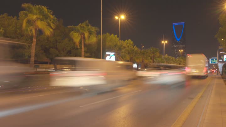 مبنى برج المملكة في مدينة الرياض ليلاً، الفن الهندسي المعماري لبناء الأبراج وناطحات السحاب على الطراز الحديث، معالم وأماكن سياحية مشهورة في المملكة العربية السعودية