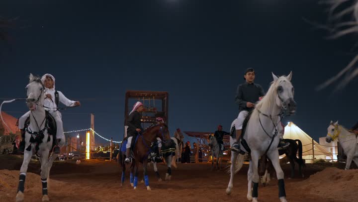 ممارسة هواية ركوب الخيل، نادي سباقات الفروسيه، أندية تدريب رياضة الفروسية في المملكة العربية السعودية، مجموعة من المتسابقين في مضمار سباق الاحصنة، مزارع تدريب وترويض الجياد