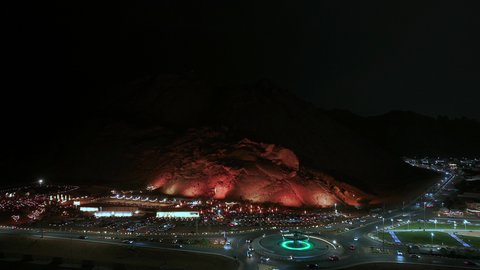 حركة مرور السيارات في الطرقات والشوارع الاسفلتيه المعبدة في المملكه العربية السعودية, تصوير درون جوي لدوار عقدة بمدينة حائل في الليل, معالم سياحية مشهورة, تحسين وتهيئة البنية التحتية في المدن 