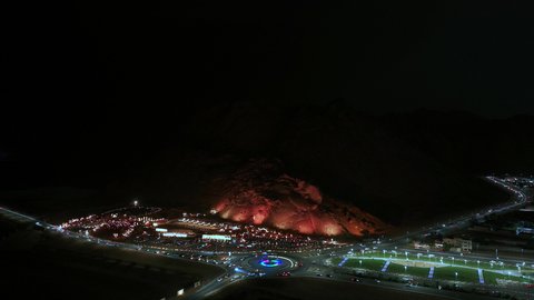 حركة مرور السيارات في الطرقات والشوارع الاسفلتيه المعبدة في المملكه العربية السعودية, تصوير درون جوي لدوار عقدة بمدينة حائل في الليل, معالم سياحية مشهورة, تحسين وتهيئة البنية التحتية في المدن 