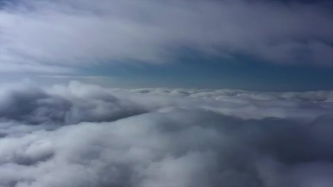 حركة السحب والضباب في المملكة العربية السعودية, الغيوم القطنية البيضاء والسماء الضبابية, الاستمتاع بالمناظر الطبيعية في وقت النهار, الأجواء الشتوية الغائمة