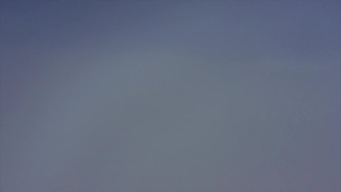 حركة السحب والضباب في المملكة العربية السعودية, الغيوم القطنية البيضاء والسماء الضبابية, الاستمتاع بالمناظر الطبيعية في وقت النهار, الأجواء الشتوية الغائمة