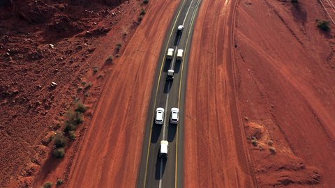 المناطق الطبيعية الصحراوية في المملكة العربية السعودية، الكثبان والرمال الذهبية الناعمة في الصحراء العربية الواسعة، تصوير درون جوي لسيارات الدفع الرباعي جيب  وسط طريق معبد اسفلتي