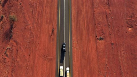 المناطق الطبيعية الصحراوية في المملكة العربية السعودية، الكثبان والرمال الذهبية الناعمة في الصحراء العربية الواسعة، تصوير درون جوي لسيارات الدفع الرباعي جيب  وسط طريق معبد اسفلتي