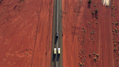 المناطق الطبيعية الصحراوية في المملكة العربية السعودية، الكثبان والرمال الذهبية الناعمة في الصحراء العربية الواسعة، تصوير درون جوي لسيارات الدفع الرباعي جيب  وسط طريق معبد اسفلتي