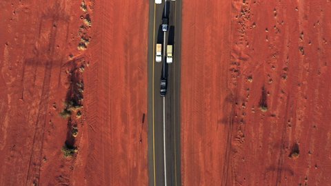 المناطق الطبيعية الصحراوية في المملكة العربية السعودية، الكثبان والرمال الذهبية الناعمة في الصحراء العربية الواسعة، تصوير درون جوي لسيارات الدفع الرباعي جيب  وسط طريق معبد اسفلتي